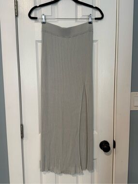 Aritzia- Wilfred Light Gray Ribbed Midi Skirt with Side Slit